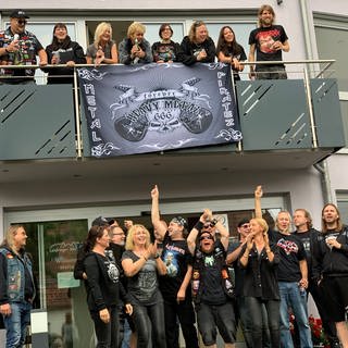 Bang-Your-Head-FAns stehen an einem Wochenende, an dem traditionell das Festival in Balingen stattgefunden hat vor dem Leidringer-Gästehaus.