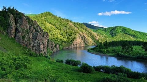 Natur pur an einem Fluß im Norden der Mongolei. Hier könnten künftig Premiumwanderwege wie im Schwarzwald verlaufen. 