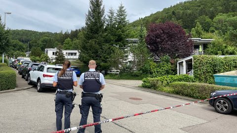 Polizisten sperren mit Absperrband eine Straße in Albstadt-Lautlingen ab. Dort hat ein Mann mehrere Menschen getötet.