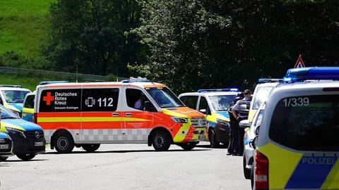 Rettungsdienste und Polizei stehen an einer Straße bei einem Einsatz in Albstadt-Lautlingen.