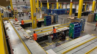 Im Amazon-Verteilzentrum Meßkirch (Kreis Sigmaringen) werden täglich mehr als 50.000 Pakete sortiert und für die Zustellung bereit gemacht.