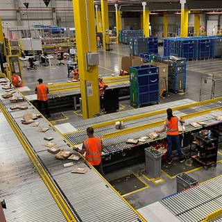 Im Amazon-Verteilzentrum Meßkirch (Kreis Sigmaringen) werden täglich mehr als 50.000 Pakete sortiert und für die Zustellung bereit gemacht.