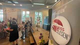 In der Stadtbücherei Reutlingen machen Kinder bei der Leseaktion HEISS AUF LESEN mit und leihen Bücher für die Sommerferien aus