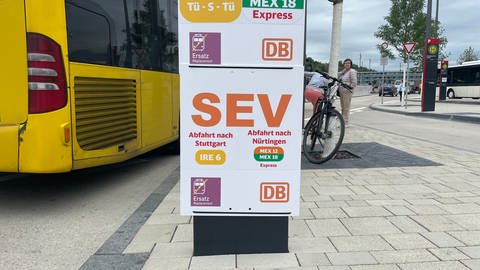 Ein Schild an einer Bushaltestelle am Hauptbahnhof Tübingen. In den Sommerferien ist Schienenersatzverkehr auf der Ammertalbahn.
