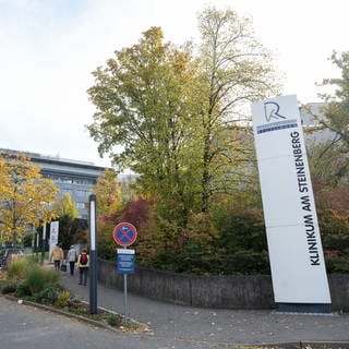 Neben dem großen Schild "Klinikum am Steinenberg" führt ein Fußweg zum Hauptgebäude der Klinik in Reutlingen. Das Krankenhaus war am Dienstag im Notstrombetrieb. Wegen Problemen im Stromkreislauf war die Notaufnahme zwei Stunden geschlossen.