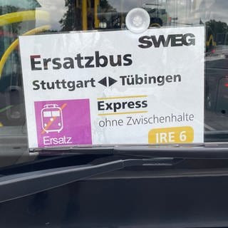Ein Schild hinter der Windschutzscheibe zeigt, dass der Bus zwischen Tübingen und Stuttgart unterwegs ist.