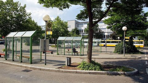 Totale vom fast leeren Busbahnhof in Nürtingen