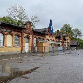 Wenn der Hof vor dem Rottenburger Schlachthof (Kreis Tübingen) nicht bis Ende September 2024 saniert wird, drohen Zwangsgelder oder die Schließung.