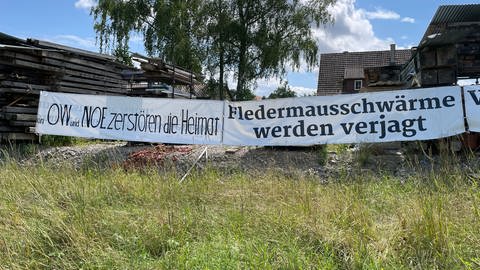 Mit diesem Banner protestiert ein Anwohner von Starzach (Kreis Tübingen) gegen den vom Gemeinderat beschlossenen Windpark.