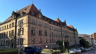 Am Landgericht Tübingen hat der Prozess gegen einen 23-Jährigen begonnen. Er soll am Bahnhof in Rottenburg einen Busfahrer bei einem Messerangriff schwer verletzt haben.