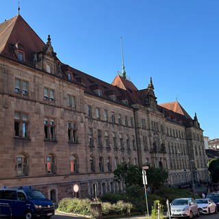 Am Landgericht Tübingen hat der Prozess gegen einen 23-Jährigen begonnen. Er soll am Bahnhof in Rottenburg einen Busfahrer bei einem Messerangriff schwer verletzt haben.