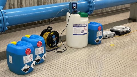 Blaue Kanister mit Chlorbleichlauge stehen im Hochbehälter der Wasserversorgung in Metzingen - damit werden die Wasserrohre wegen des verunreinigten Trinkwassers gespült.