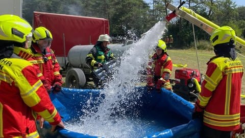 Bei einem Brand eines Kinder-Ferien-Zeltlagers bei Hayingen waren 50 Einsatzkräfte der Feuerwehr im Einsatz. Als Zwischenspeicher kam dieses 5000-Liter-Wasserbecken zum Einsatz.