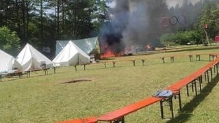 Der Rauch vom Brand des Küchenzelts auf einem Zeltlager bei Hayingen war kilometerweit zu sehen. Einsatzkräfte von mehreren Feuerwehren aus der Region kamen zum Löschen. 