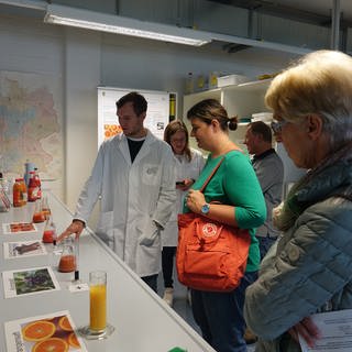Im Saftlabor des Chemischen und Veterinäruntersuchungsamts Sigmaringen wurde eine Glasscherbe in einem Fruchtsaft gefunden.