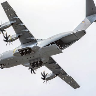 Ein Militärflugzeug der Bundeswehr fliegt am Himmel. Wenn das KSK-Absrpunggelände nach Geislingen (Zollernalbkreis) kommt, kann es auch bald über Geislingen fliegen.