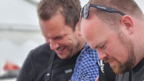 Der Grillweltmeister aus Reutlingen, Tobias Walker, zusammen mit einem Kollegen beim Grillen. In diesem Artikel gibt er Tipps zum Grillen.