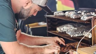 Der Grillweltmeister aus Reutlingen, Tobias Walker, gibt wertvolle Tipps zum Grillen.