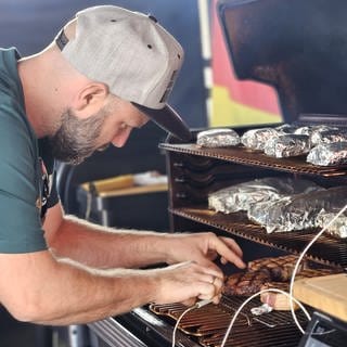 Der Grillweltmeister aus Reutlingen, Tobias Walker, gibt wertvolle Tipps zum Grillen.