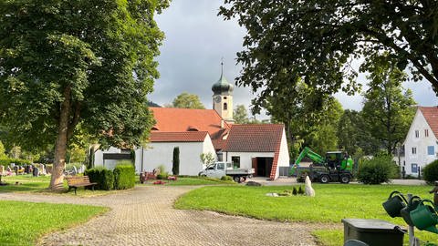 Kirche an einem Friedhof ohne Menschen. Dort haben Angehörige und Bekannte um den Sohn einer Familie aus Albstadt-Lautlingen getrauert. Der junge Mann ist Opfer eines Tötungsdelikts.