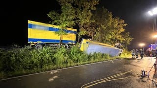 Ein Lkw ist auf der B 27 in Richtung Stuttgart auf Höhe der Überleitung zur B 297 von der Straße abgekommen.