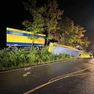 Ein Lkw ist auf der B 27 in Richtung Stuttgart auf Höhe der Überleitung zur B 297 von der Straße abgekommen.