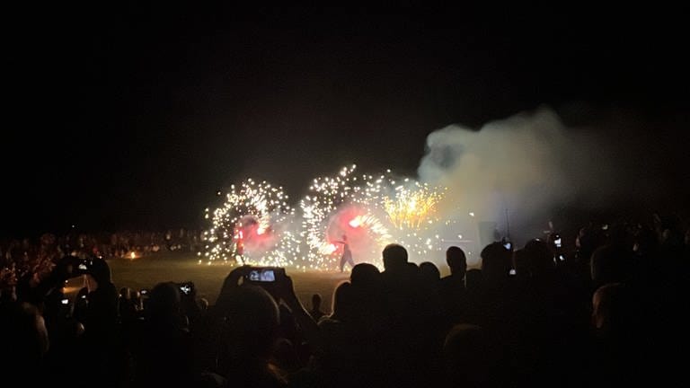 Beim großen Finale packen die Feuerkünstler auch noch Pyrotechnik aus.