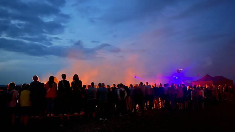 Es leuchtet auf der Heuneburg: Das Publikum verfolgt die Feuershow gebannt.