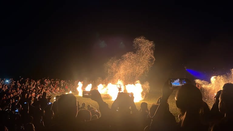 Die Funken sprühen - mit Sieben können die Feuerkünstler diesen Effekt erzielen.