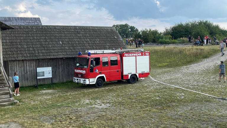 Die Feuerwehr steht bereit: Sie sichert die Nachbauten der historischen Keltensiedlung ab.