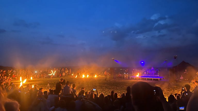 Feuer und Trommeln sollen bei der Feuershow in Einklang sein.