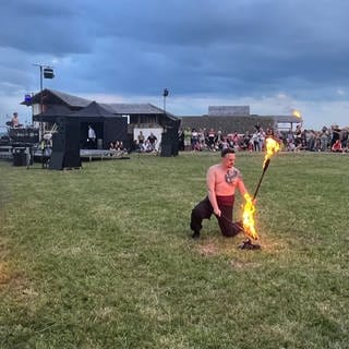 Beim feuerfest auf der heuneburg bei herbertingen im Kreis Sigmaringen haben Feuerkünstler das Publikum mit ihrer Feuershow beeindruckt. 