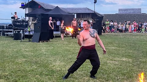 Marcel Mayrhofer hat die Flammen fest im Blick: Mit seinen Künstlerkollegen erleuchtet er die Heuneburg.