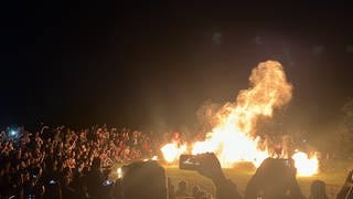 Beim Feuerfest auf der Heuneburg bei Herbertingen im Kreis Sigmaringen haben Feuerkünstler das Publikum mit ihrer Feuershow beeindruckt.