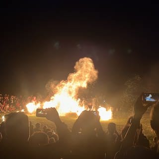 Beim Feuerfest auf der Heuneburg bei Herbertingen im Kreis Sigmaringen haben Feuerkünstler das Publikum mit ihrer Feuershow beeindruckt.