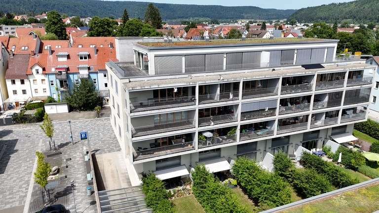 In einem Mehrfamilienhaus in Tuttlingen empfinden Anwohner die Tauben als Plage. 