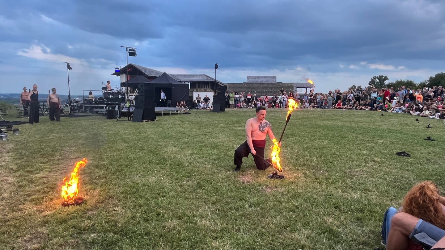 Beim Feuerfest auf der Heuneburg bei Herbertingen im Kreis Sigmaringen haben Feuerkünstler das Publikum mit ihrer Feuershow beeindruckt.