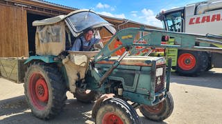 Walter Lutz strahlt aus der hochgeklappten Windschutzscheibe seines alten kleinen Traktors heraus. Er ist stolz, dass drei Generationen seiner Familie in dem Betrieb arbeiten und freut sich, dass die Enkel mit anpacken.