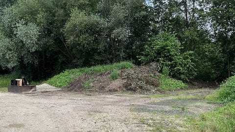 Großer Erdhaufen, der bei einem Wald auf einer Wendeplatte für Autos liegt. Im Kreis Reutlingen wurden mysteriöse Menschenknochen gefunden. Die Polizei hat die Ermittlungen eingestellt.