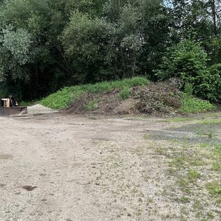 Großer Erdhaufen, der bei einem Wald auf einer Wendeplatte für Autos liegt. Im Kreis Reutlingen wurden mysteriöse Menschenknochen gefunden. Die Polizei hat die Ermittlungen eingestellt.