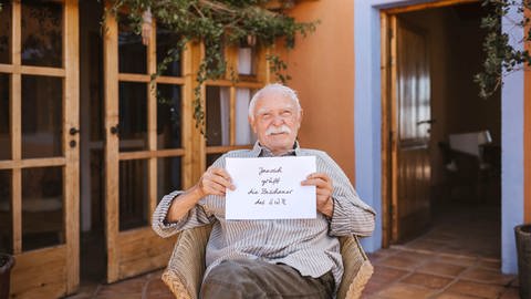 Janosch hält ein Schild in die Kamera, darauf steht: "Janosch grüßt die Zuschauer des SWR". Der Gruß stammt aus dem Jahr 2021. Bald ist in der Ausstellung in Balingen mehr von Janosch zu sehen.