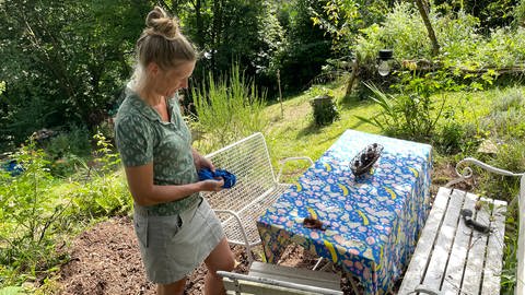 Tierärztin Katrin Wittenberg hat zwei junge Eichhörnchen im Garten gefunden und zieht sie auf. 