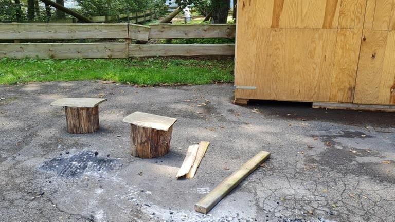 Holzbänke, ein Zaun, ein Baum sind von Unbekannten zersägt worden. Die Gegenstände befinden sich auf dem Gelände des Verschönerungsvereins in Albstadt-Truchtelfingen im Zollernalbkreis. 