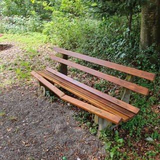 Holzbänke, ein Zaun, ein Baum sind von Unbekannten zersägt worden. Die Gegenstände befinden sich auf dem Gelände des Verschönerungsvereins in Albstadt-Truchtelfingen im Zollernalbkreis. 