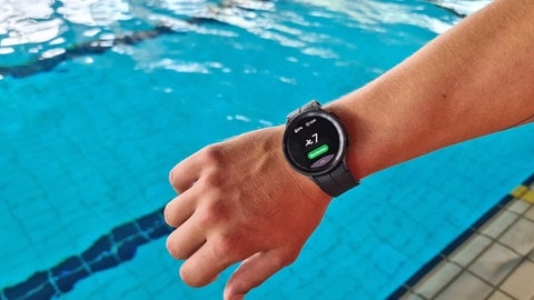 Armbanduhr vor Schwimmbecken - Das Gerät gehört zum neuen KI-System im Panorama-Bad Freudenstadt.