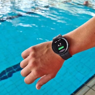 Armbanduhr vor Schwimmbecken - Das Gerät gehört zum neuen KI-System im Panorama-Bad Freudenstadt.