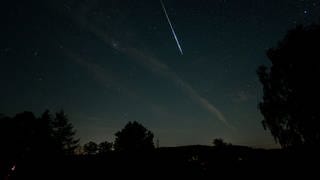 Ein sternklarer Nachthimmel an dem eine große Sternschnuppe zu sehen ist. Ein Perseiden über dem Meteorcamp auf der Schwäbischen Alb bei Münsingen.