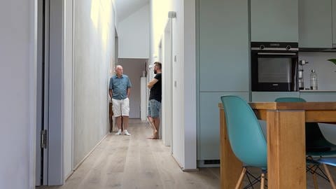 Eine moderne Wohnung mit hohen Betonwänden. So wohnen zwei Familien über dem Flugzeug in Ulrich Wilds Haus in Ammerbuch.