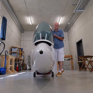 Eine große, helle und saubere Garage: Darin findet das Segelflugzeug von Ulrich Wild Platz. Sie ist im Erdgeschoss seines Hauses in Ammerbuch. Darüber wohnen zwei Familien. 