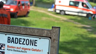 Nach einem Badeunfall suchen Feuerwehr und Rettungsdienst den See ab (Symbolbild). In Mengen (Kreis Sigmaringen) und Oberdigisheim (Zollernalbkreis) sind zwei Personen in Badeseen tödlich verunglückt.